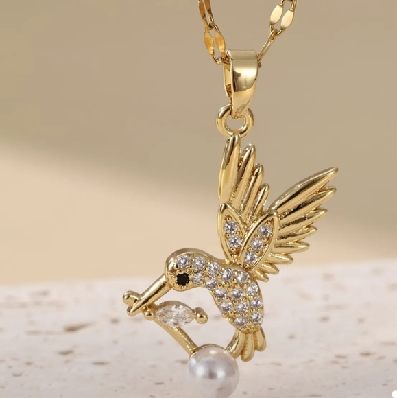 Jewelry - 18k Elegant Gold Hummingbird Pendant Necklace